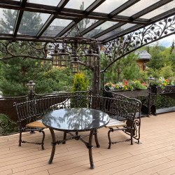 Luxusný záhradný nábytok - kovaný stôl a lavička