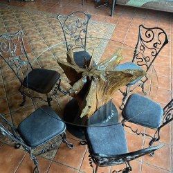 Masívny stôl z dubového kmeňa a ručne kovanými stoličkami