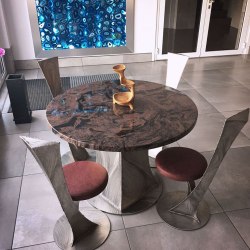 Moderný nerezový stôl s kameňom - futuristický dizajn