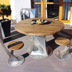 nerezové umenie - stôl a stoličky - futuristický dizajn