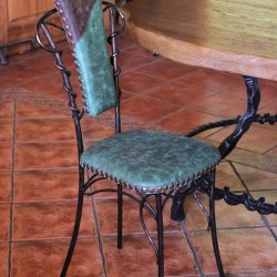 ručne kované stoličky s kožou - exkluzívny nábytok