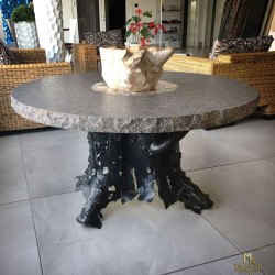 Ručne kovaný stôl s prírodným motívom kôry stromu s kameňom