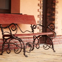 umelecké kováčstvo - dizajnová záhradná lavička - ručne kovaná lavica s drevom na terasu, do altánku...