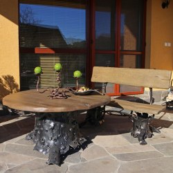 záhradný nábytok - ručne kovaný stôl a lavica na terase s motívom kôry stromu - dizajnový nábytok