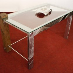 atypický nerezový stôl s drevenou nohou - avantgardný dizajn