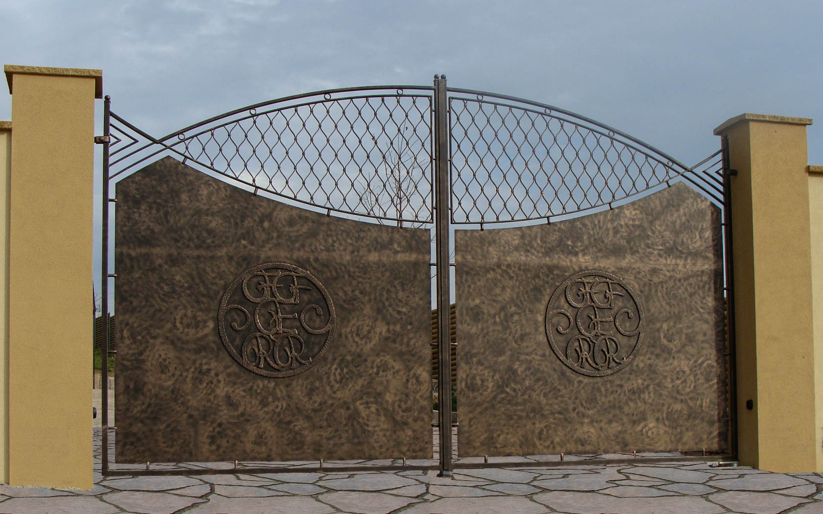 kovaná brána logo