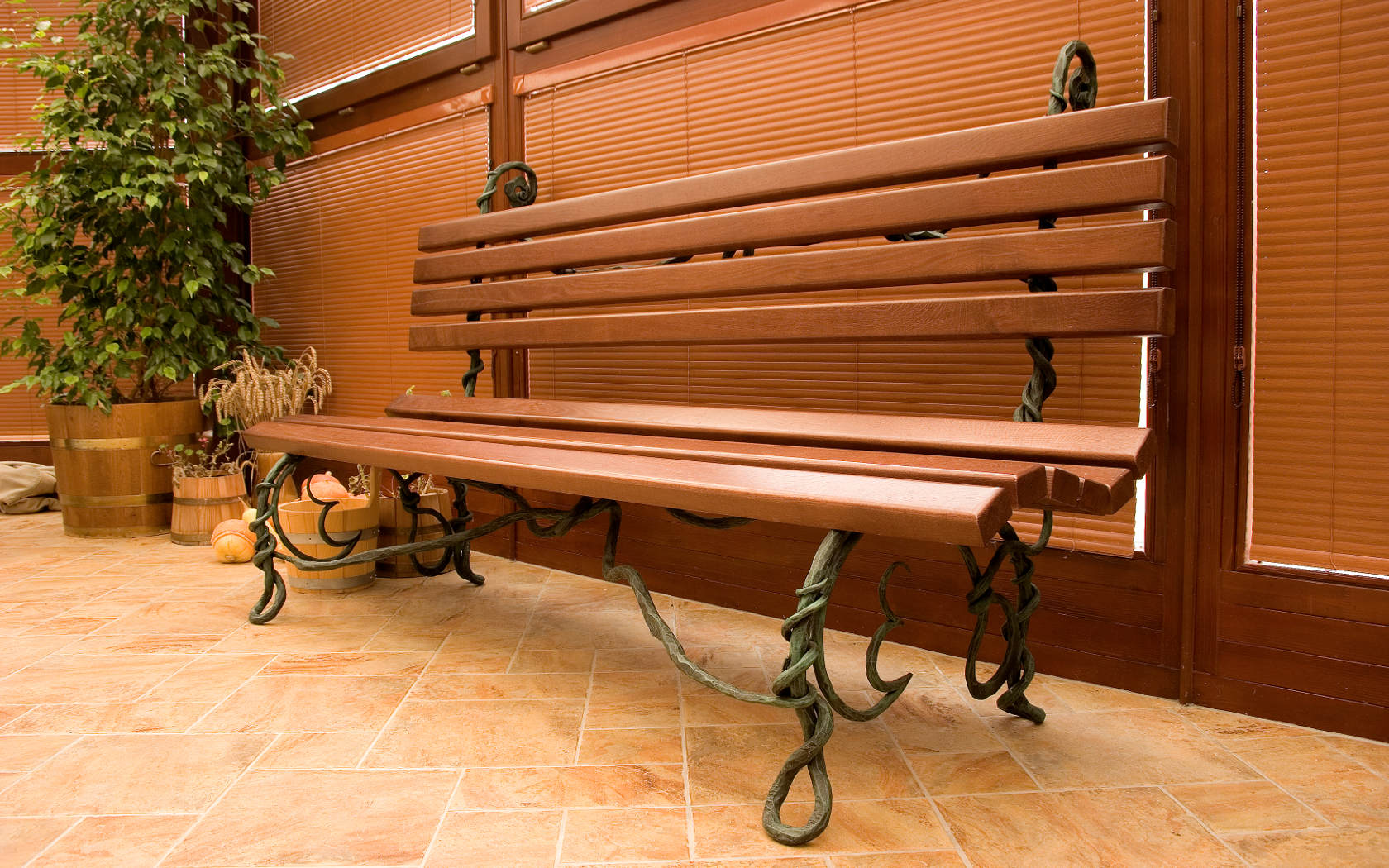 kovaná drevenná lavička
